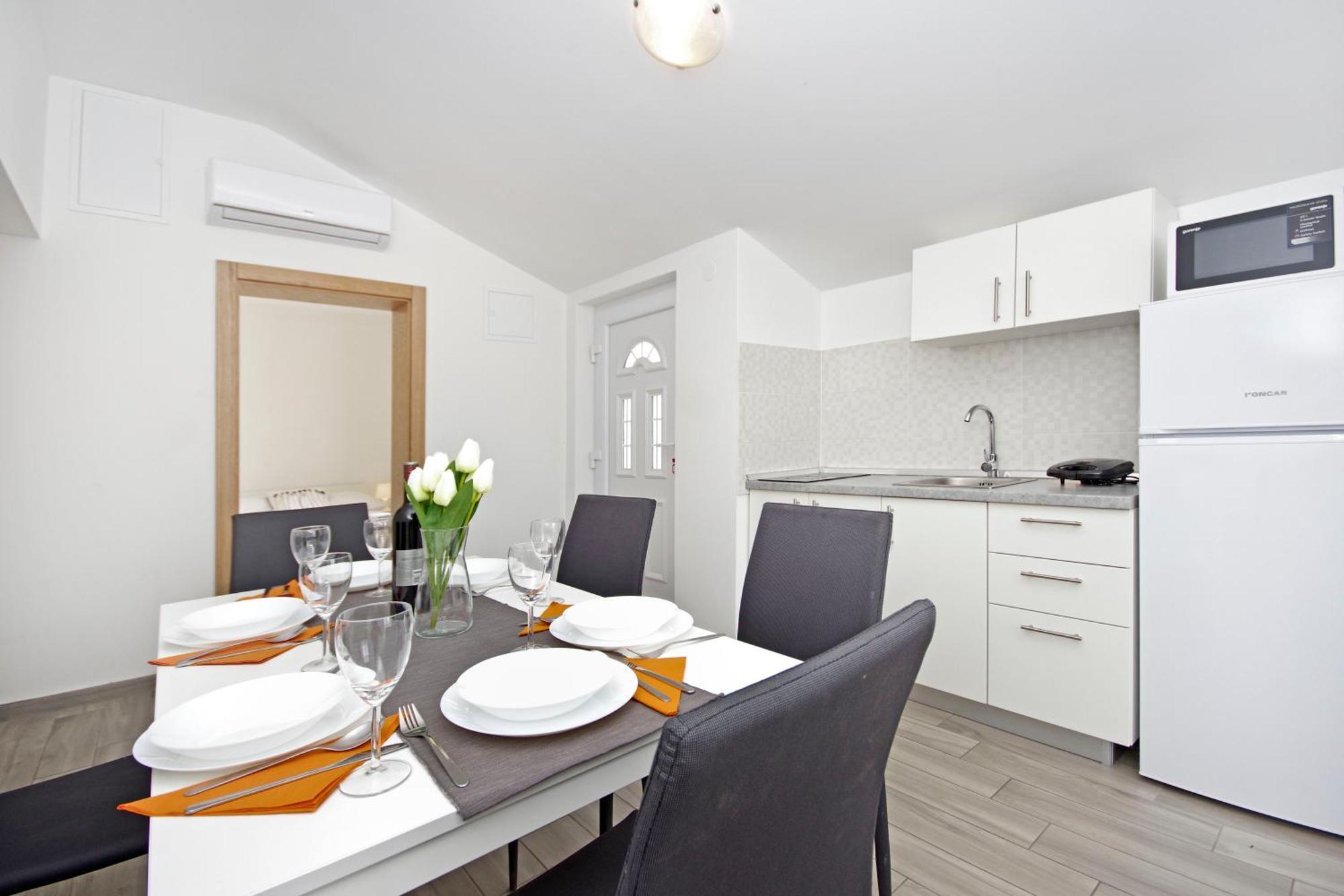 Apartments Frado Новаля Екстериор снимка