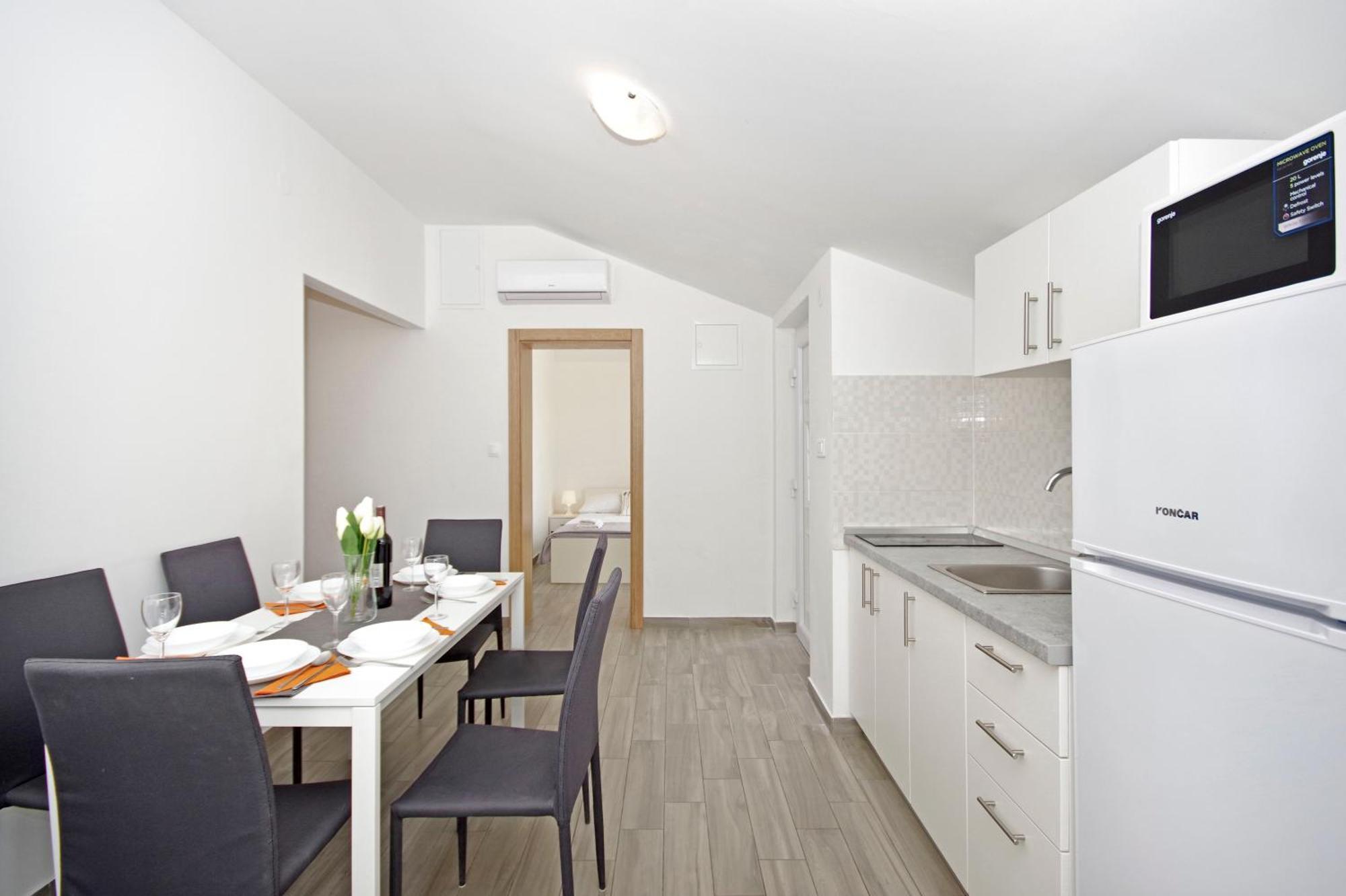 Apartments Frado Новаля Екстериор снимка