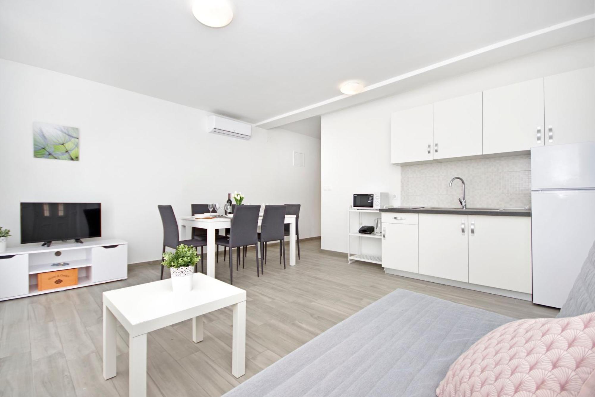 Apartments Frado Новаля Екстериор снимка