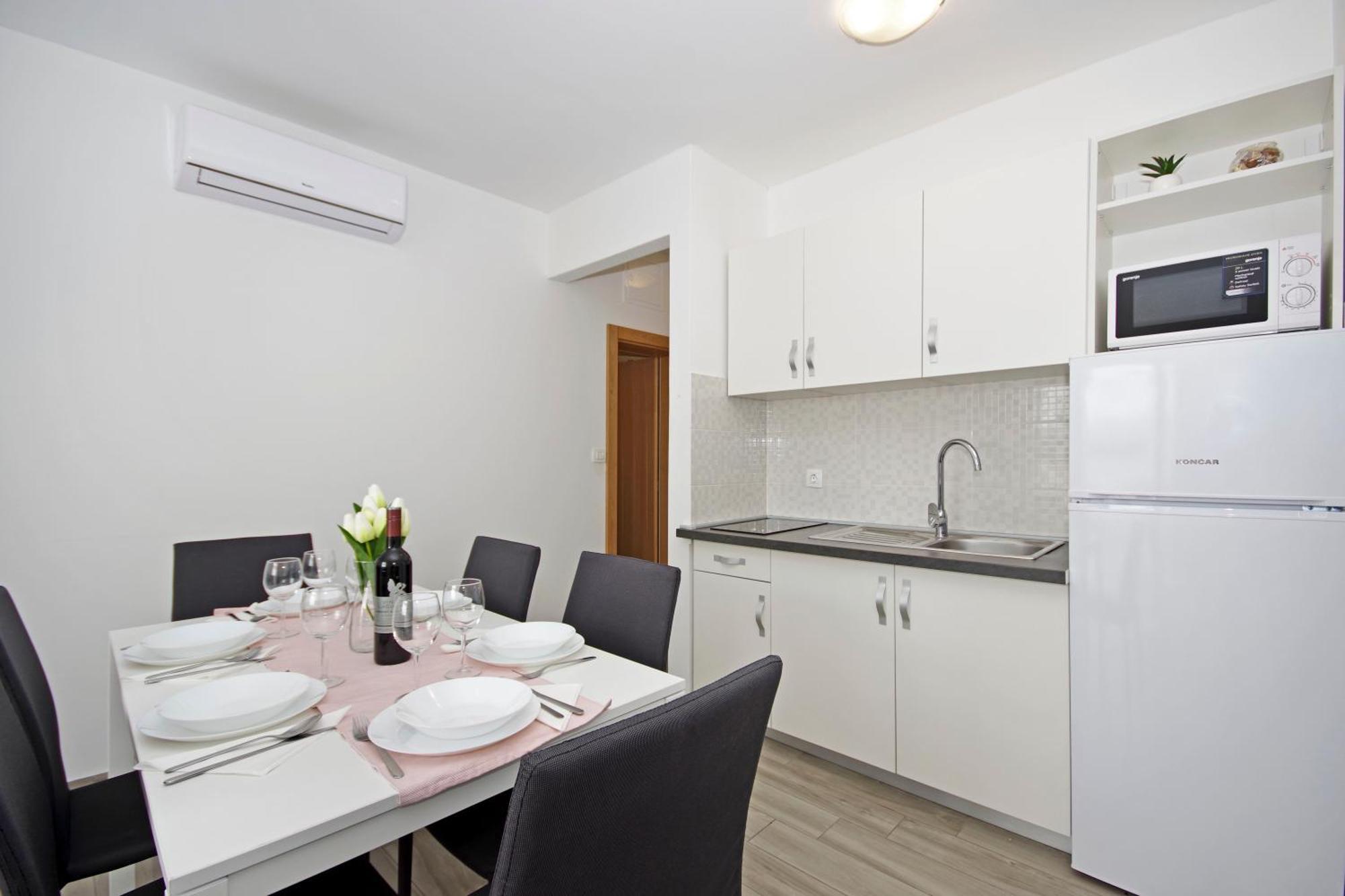Apartments Frado Новаля Екстериор снимка