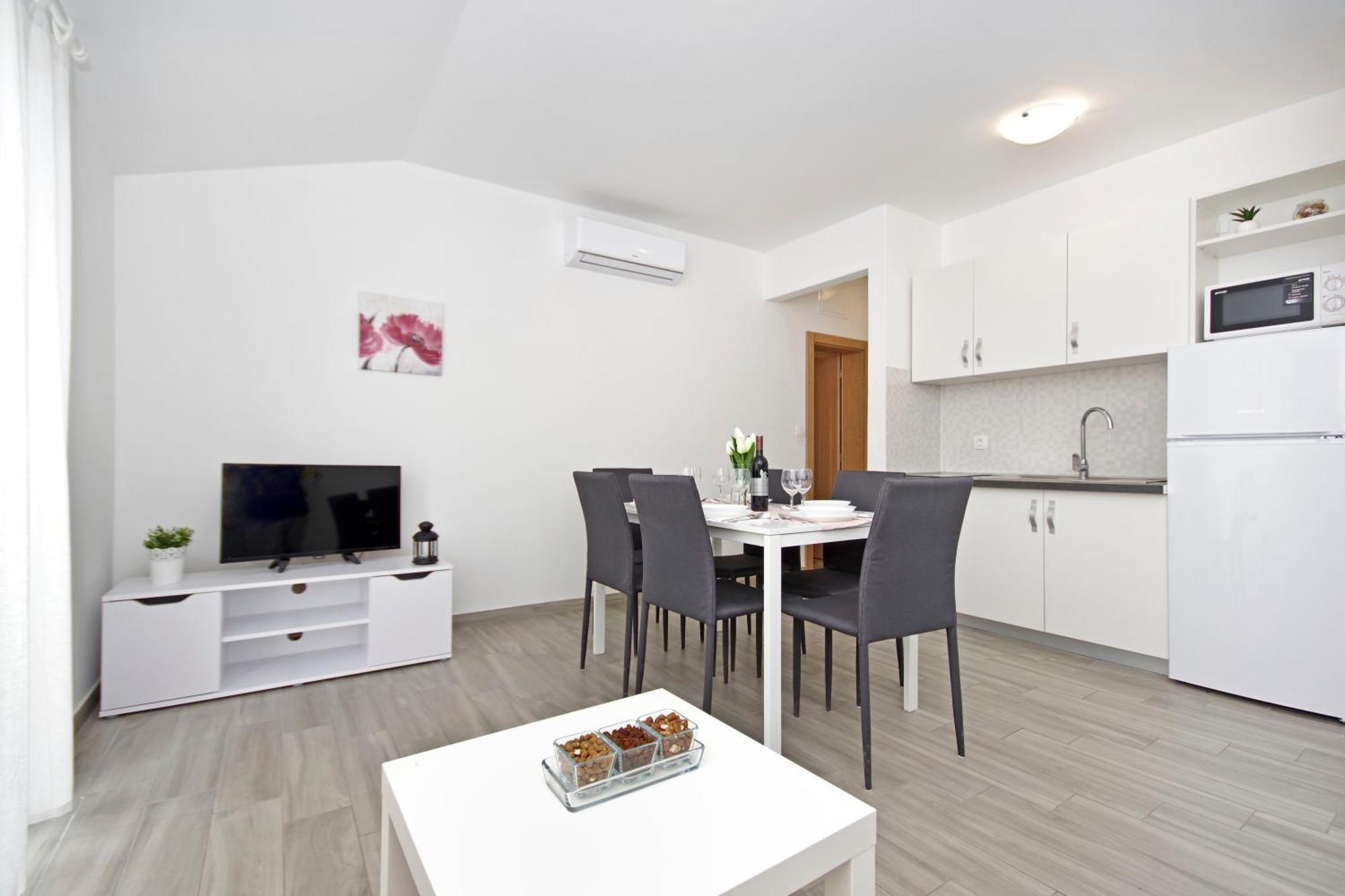 Apartments Frado Новаля Екстериор снимка