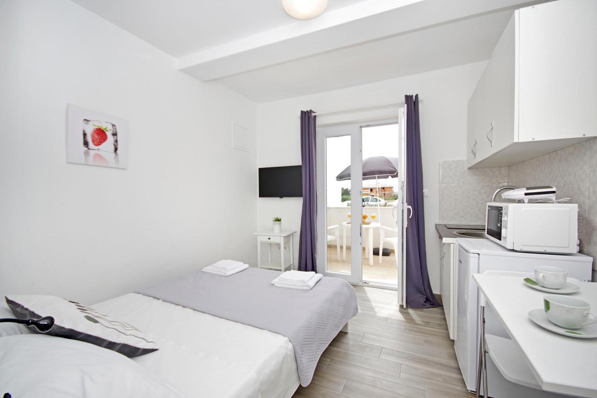 Apartments Frado Новаля Екстериор снимка