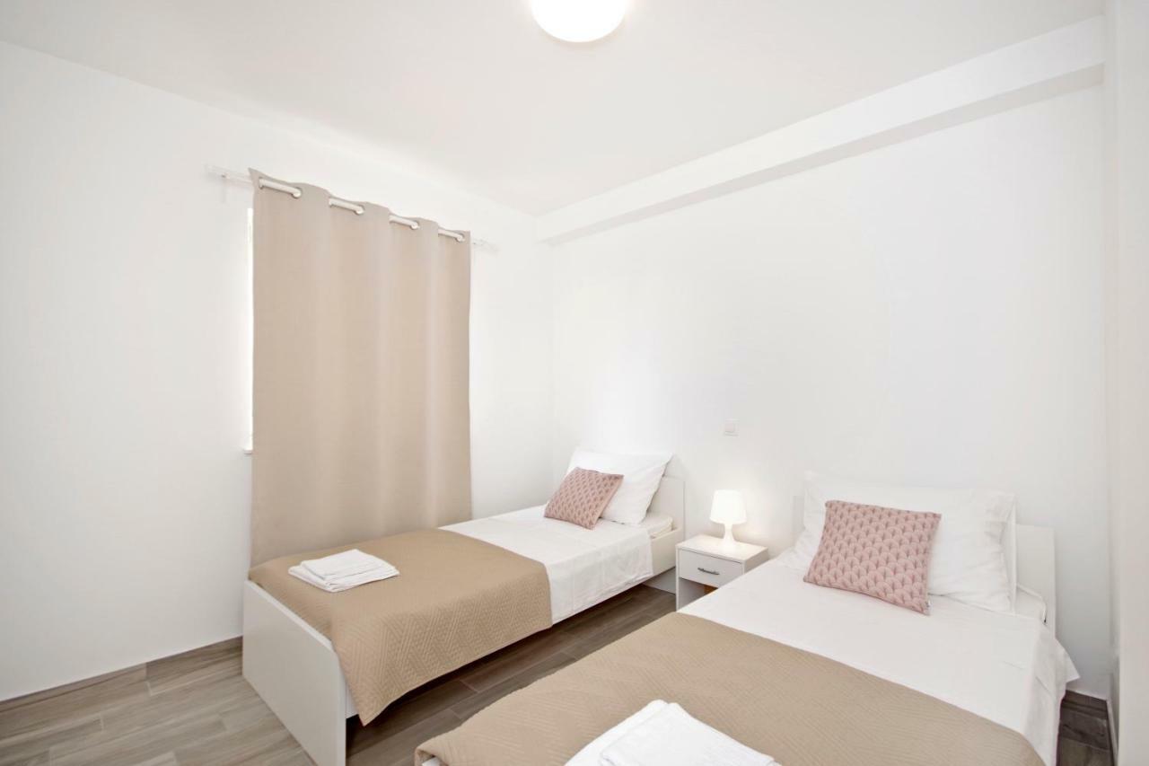 Apartments Frado Новаля Екстериор снимка